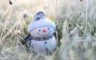 Boneco de neve na grama, 4k, inverno, neve, brinquedo de boneco de neve, brinquedos bonitos, boneco de neve